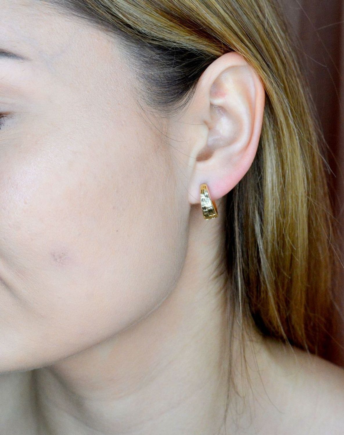 Złote kolczyki 375 grecki wzór KL 2463 375. Złote kolczyki wykonane z najwyższej jakości żółtego złota, próba 375, waga około 1,36 gram. Kolczyki w minimalistycznym stylu, wpisujące się w obecne trendy modowe. Kolczyki złote idealne.jpg